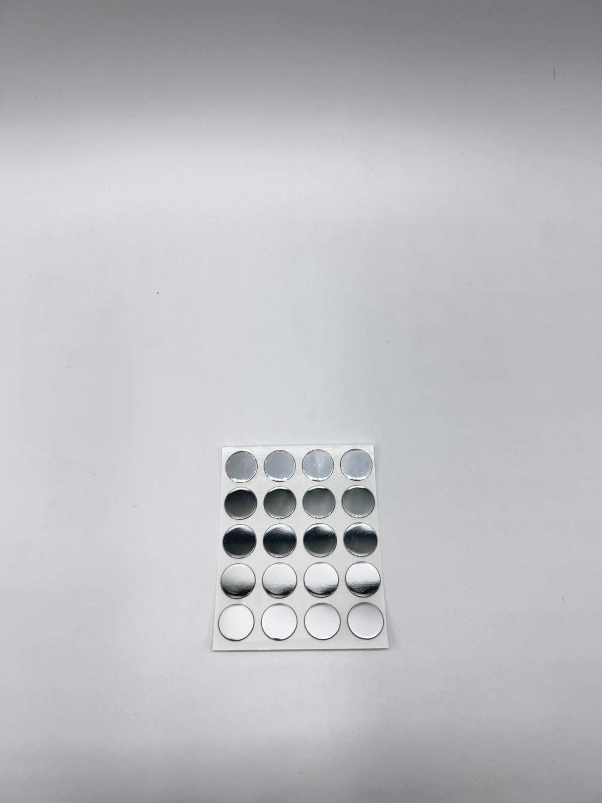 20x Selbstklebende Abdeckkappen für Schrauben, Bohrlöcher & kleine Macken - Universell einsetzbare Schraubenabdeckung - Klama - Möbelzubehör