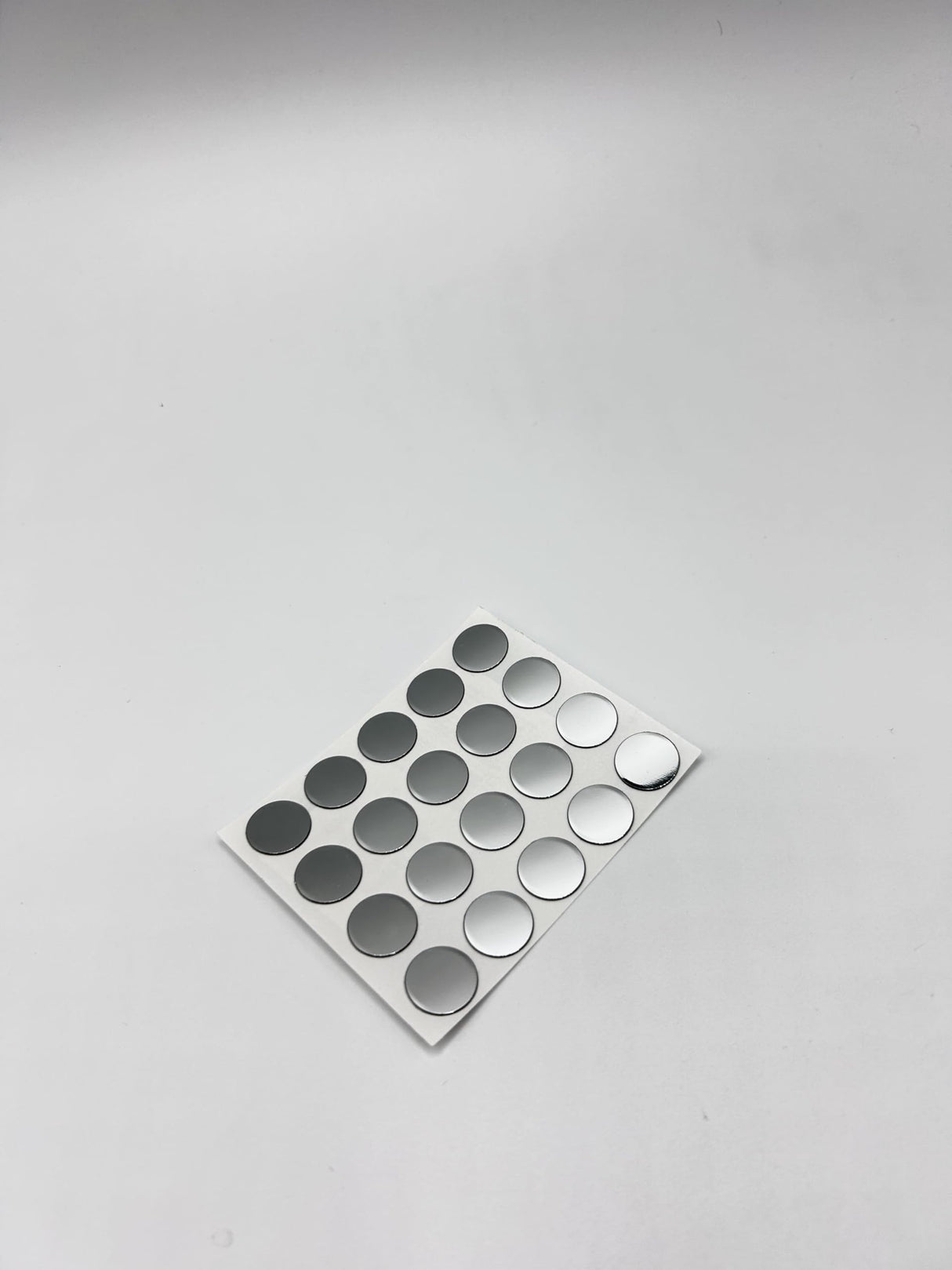 20x Selbstklebende Abdeckkappen für Schrauben, Bohrlöcher & kleine Macken - Universell einsetzbare Schraubenabdeckung - Klama - Möbelzubehör