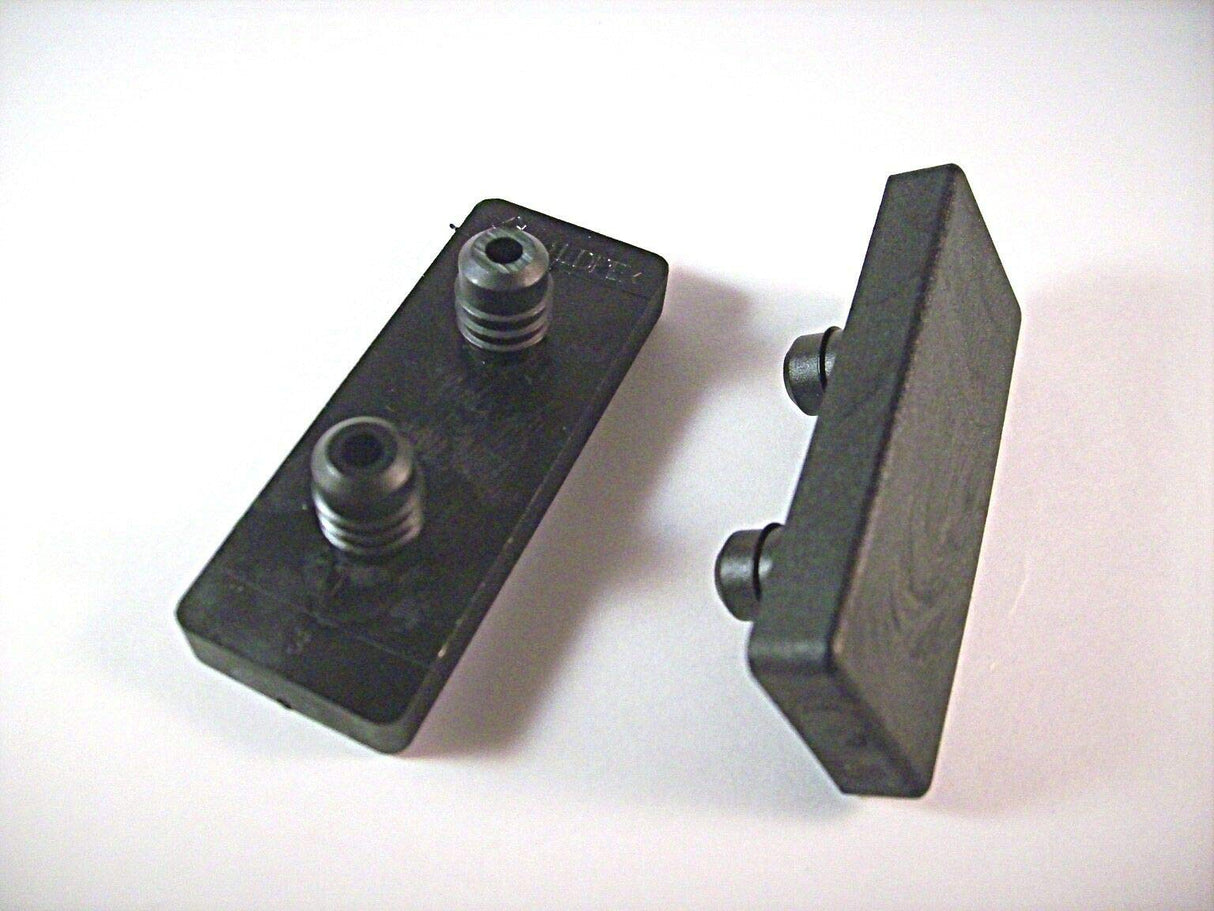 4 Platten Kunststoff, schwarz, mit 2 Befestigungszapfen - Klama - Möbelzubehör